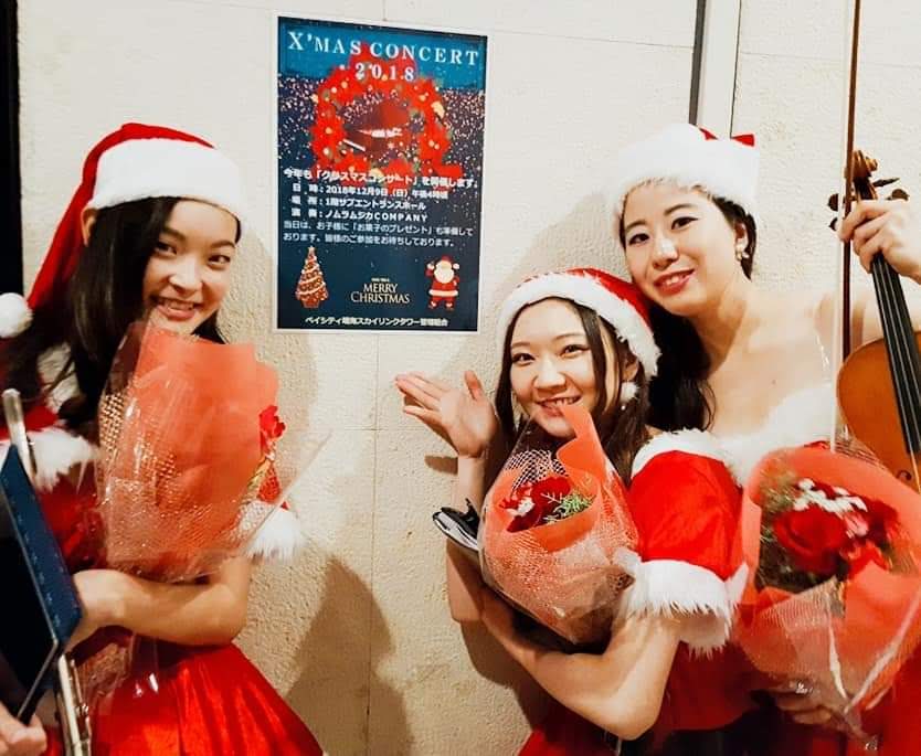 サンタ衣装の演奏家