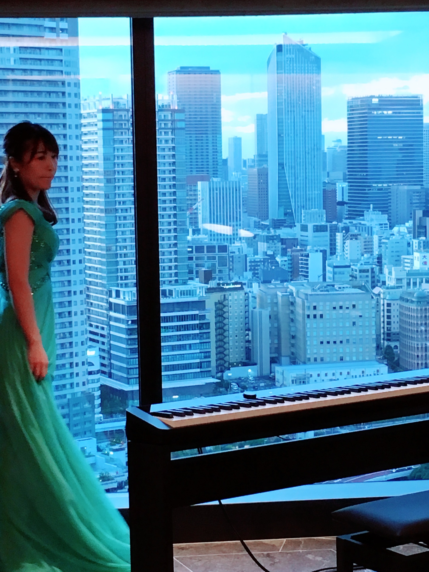ピアニストがホテルスイートルームでピアノ演奏